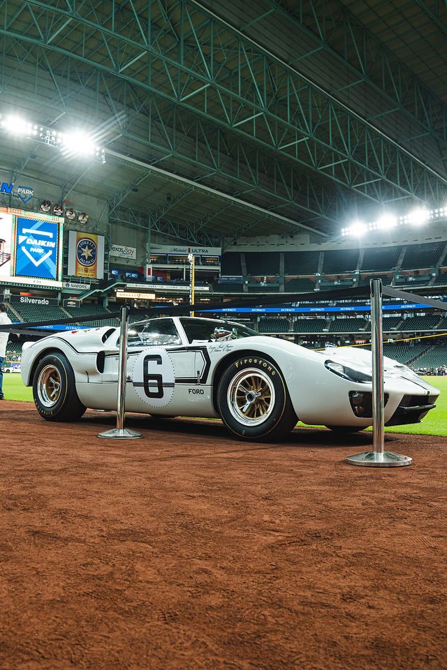 Auto de carreras clásico exhibido en un evento